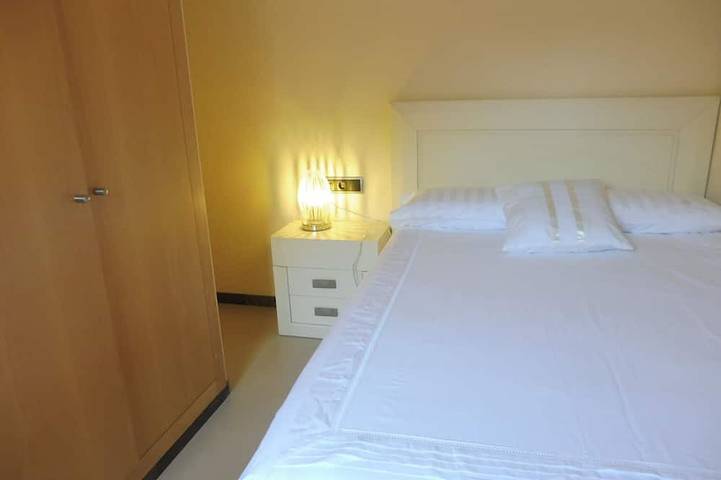 Apartamento entero, Ático de lujo con terraza y jaquzzi las vistas panorámicas al mar in Platja del Cau del Llop (Llanca), Llansá