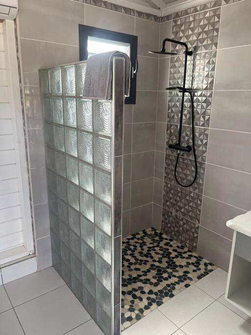 Location de vacances pour 3 personnes, avec vue ainsi que terrasse et jardin à Terre-de-Haut - 2