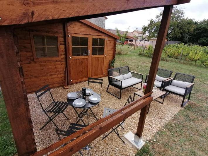 Location de vacances pour 4 personnes, avec terrasse et jardin ainsi que vue et piscine, animaux acceptés à Savigné