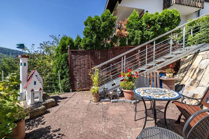 Apartamento entero, Apartamento 'Fewo1' con vistas a la montaña, terraza privada y Wi-Fi in Bad Urach, Albsteig Etapa 9
