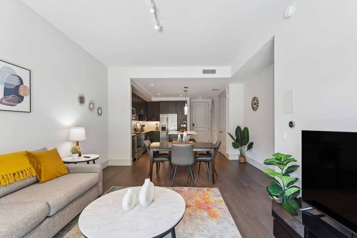 Vacation rental for 2 people, with balcony and pool, kid friendly in Dallas