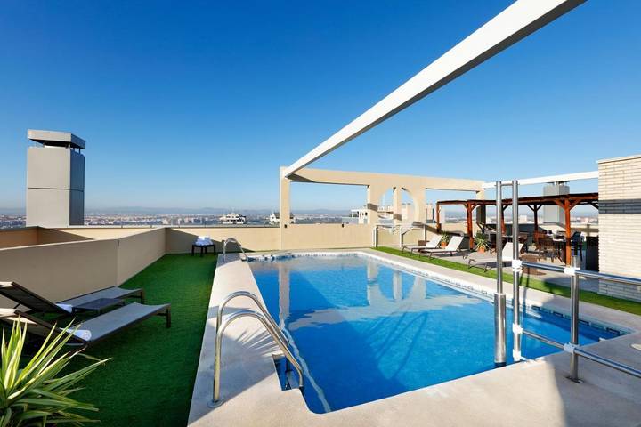Hotel voor 3 personen, with terras and zwembad as well as uitzicht in Valencia