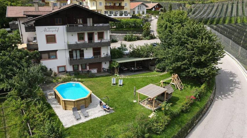 Ferienwohnung für 4 Personen, mit Balkon und Garten sowie Pool und Ausblick in Oberplars