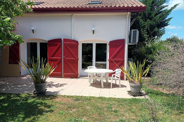 Location de vacances pour 8 personnes, avec terrasse et jardin à Saint-Martin-de-Hinx