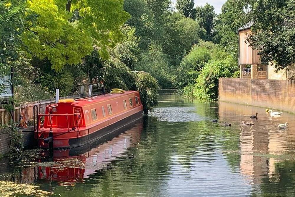 Pretty Narrowboat moored in Private Garden, (sleeps 4), Hanwell, West London. in Ealing, London