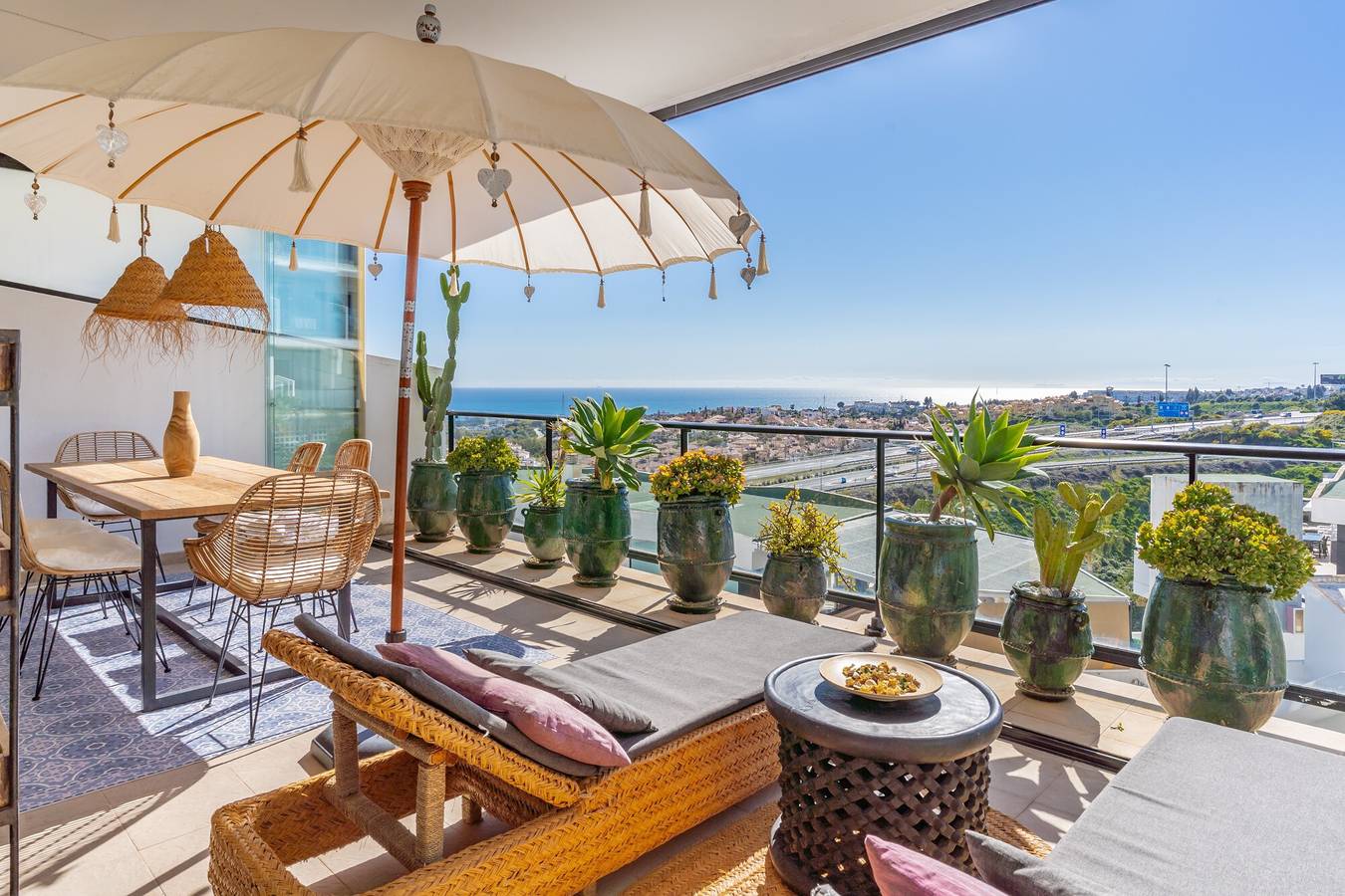 Entire apartment, Apartment 'Scandi Style Sea View A113' with Sea Views, Wi-Fi, and Air Conditioning in Sitio de Calahonda, Mijas