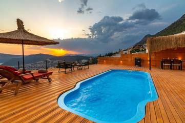 Villa pour 4 personnes, avec vue ainsi que piscine et jardin à Kalkan