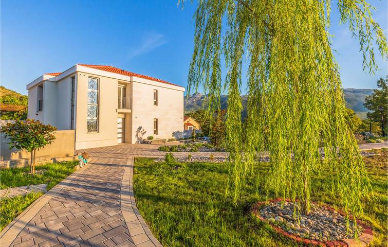 Reizende 250 m² große Ferienwohnung mit Pool und Terrasse, 1,5 km vom Zentrum von Dugopolje entfernt in Dugopolje, Dalmatinisches Zagora