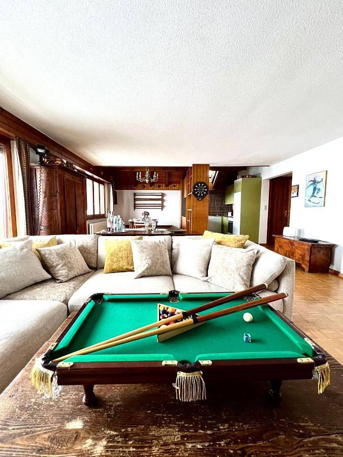 Ferienwohnung für 8 Personen, mit Balkon und Whirlpool sowie Terrasse und Ausblick in Chalais (Schweiz)