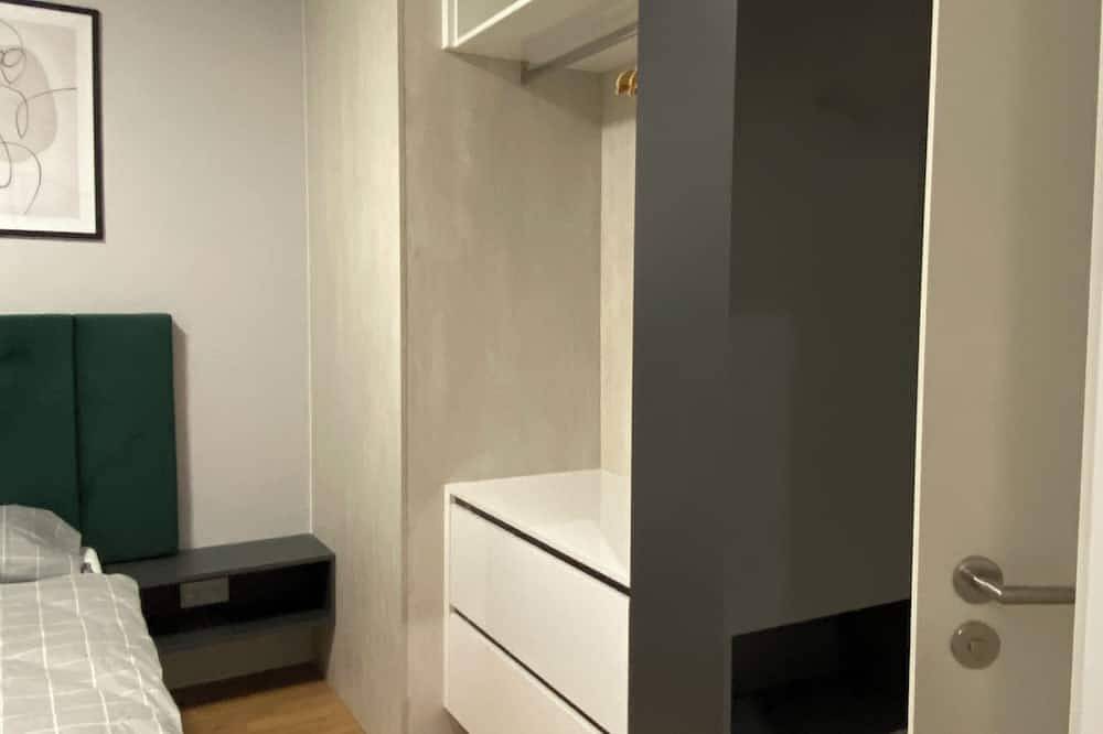 Entire apartment, Chic 1-bedroom apartment with Ac, Wifi close to Bratislava's downtown in Bratislava, Bratislava region