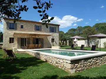Gîte pour 8 personnes, avec jardin ainsi que terrasse et piscine à Uzès
