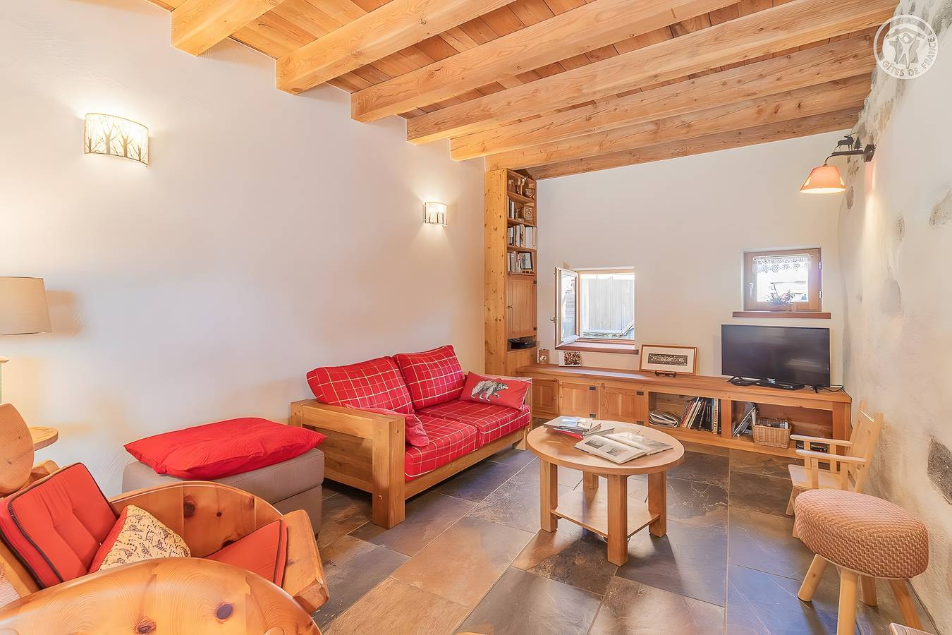 Entire apartment, Chalet 'L'ours' with Mountain View in Montricher-Albanne, Saint-Jean-de-Maurienne region