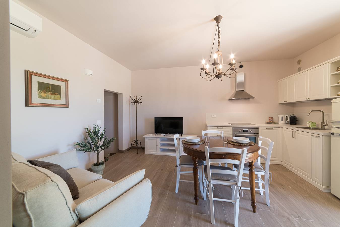 Appartamento intero, Appartamento 'Casale Dei Sogni Piano Terra' con Giardino in Comune, Wi-Fi e Aria Condizionata in Cavaion Veronese, Prealpi Gardesane