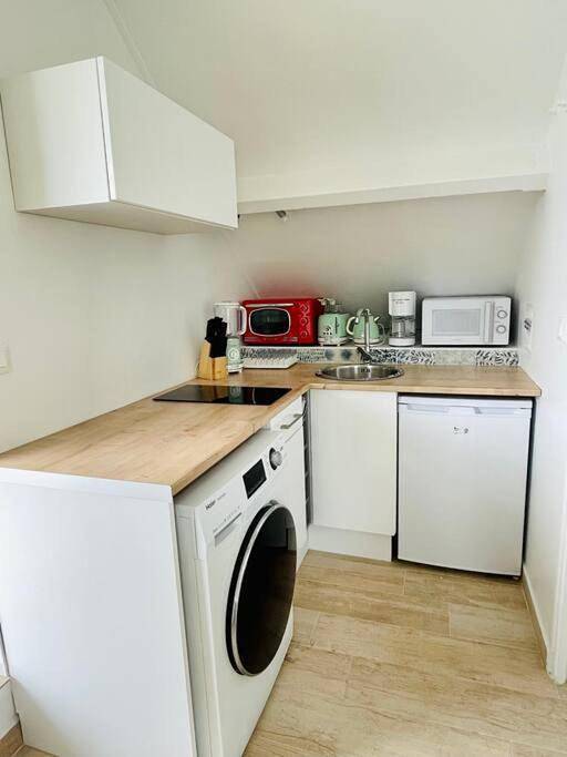 Gîte pour 2 personnes, avec vue et terrasse ainsi que piscine et jardin dans Nettlé Bay - 3