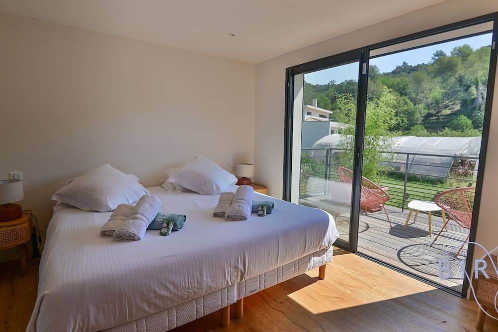 Beautiful contemporary, 200m², pool, riverside in Pégomas, Region de Cannes