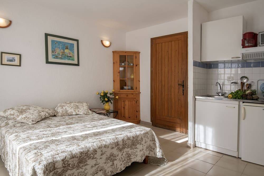 Entire apartment, Lovely 2 person studio with terrace and garden in a villa in St Paul de Vence in Saint-Paul-de-Vence, Cannes region