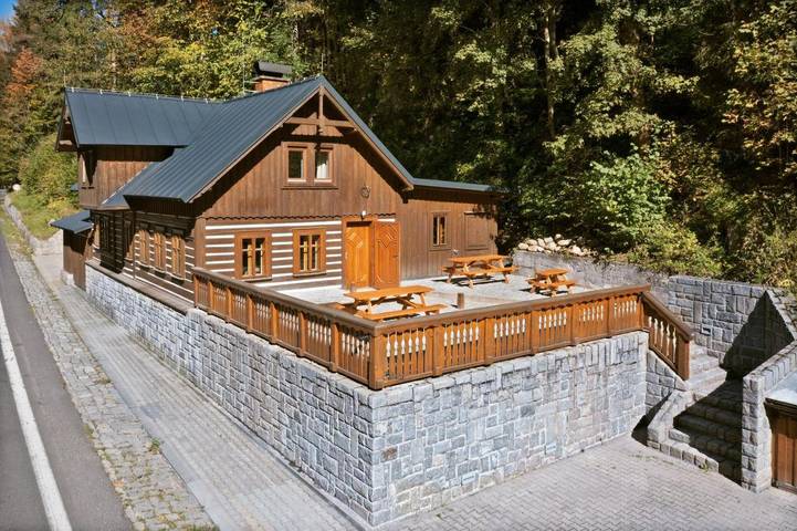 Ferienhaus für 14 Personen, mit Sauna und Terrasse sowie Whirlpool in Spindlermühle