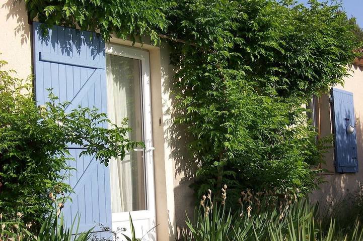 Oustaou Du Gayet, a charming vacation rental with a private pool and air conditioning in Lourmarin, Regionaler Naturpark Luberon