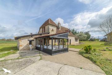 Gîte pour 11 personnes, avec terrasse ainsi que vue et piscine à Reyrevignes