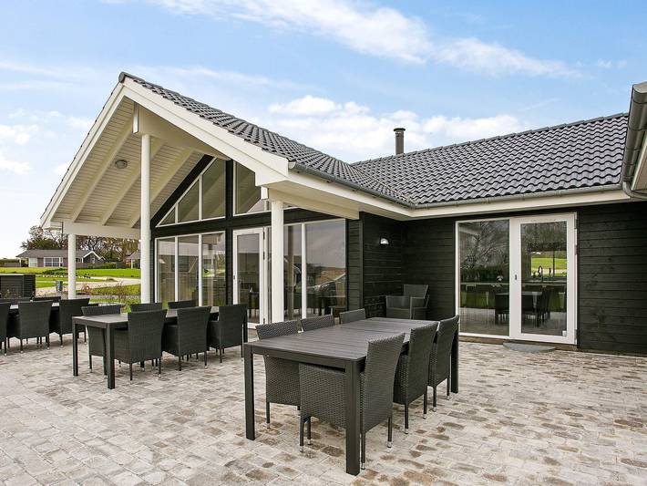 Ferieudlejning for 18 personer, med Jacuzzi og Terrasse såvel som Have og Pool i Fåborg