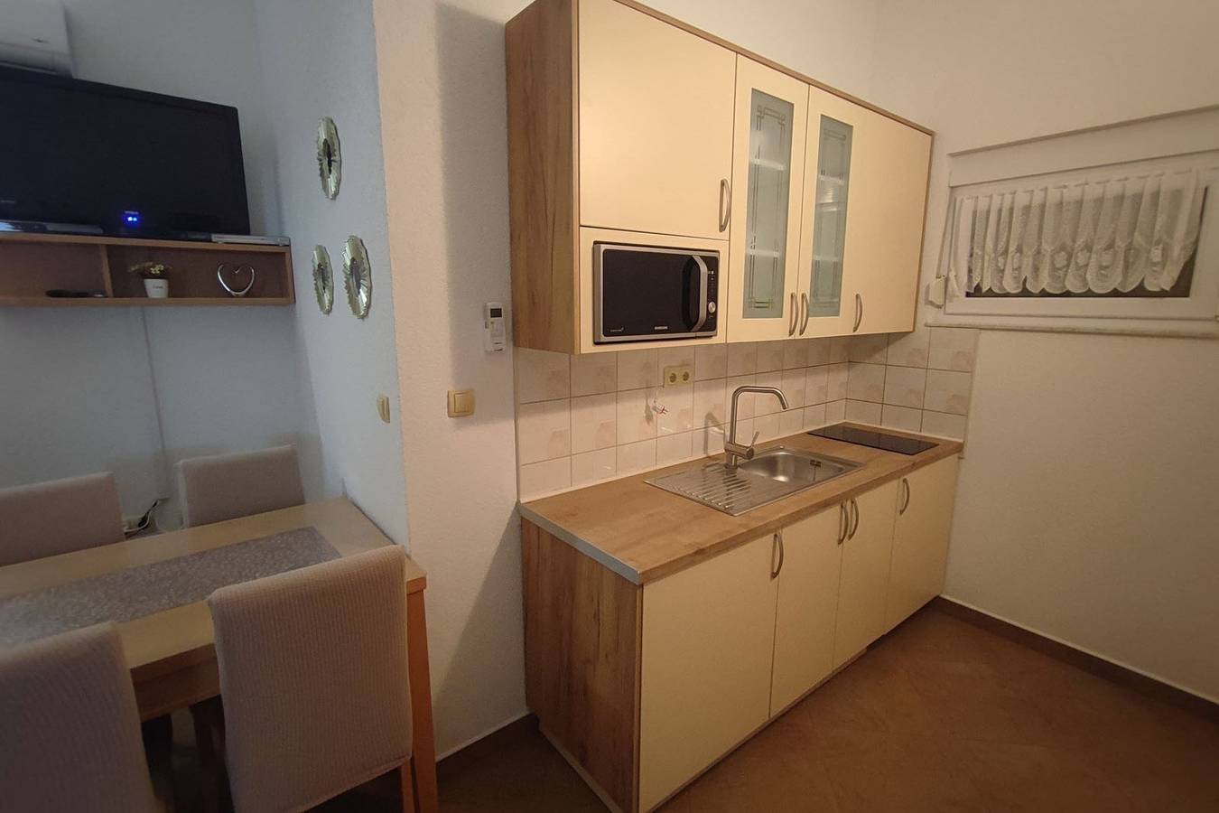 Ganze Wohnung, 2-Zimmer-Ferienwohnung mit Balkon und Meerblick Zablace, Sibenik A-23960-e in Sibenik, Šibenik-Knin