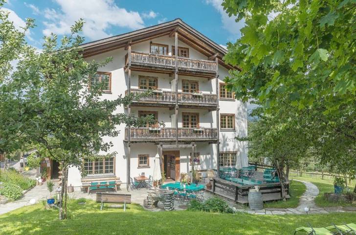 Hotel für 4 Personen, mit Balkon und Terrasse sowie Garten und Sauna in Waltensburg