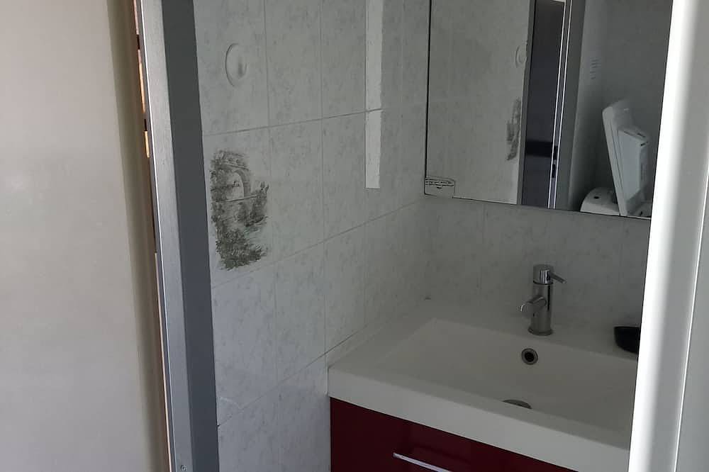 Entire apartment, Maisonnette with swimming pool, tennis court and boules pitch 5 mins from Etang de Thau in Loupian, Côte d'Améthyste