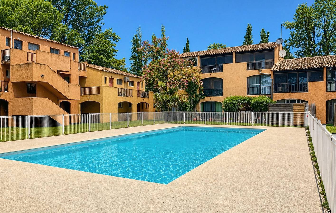 Appartement de vacances entier, Appartement confortable avec piscine et terrasse, à 2,5 km du Rhône in Arles, Côte méditerranéenne (France)