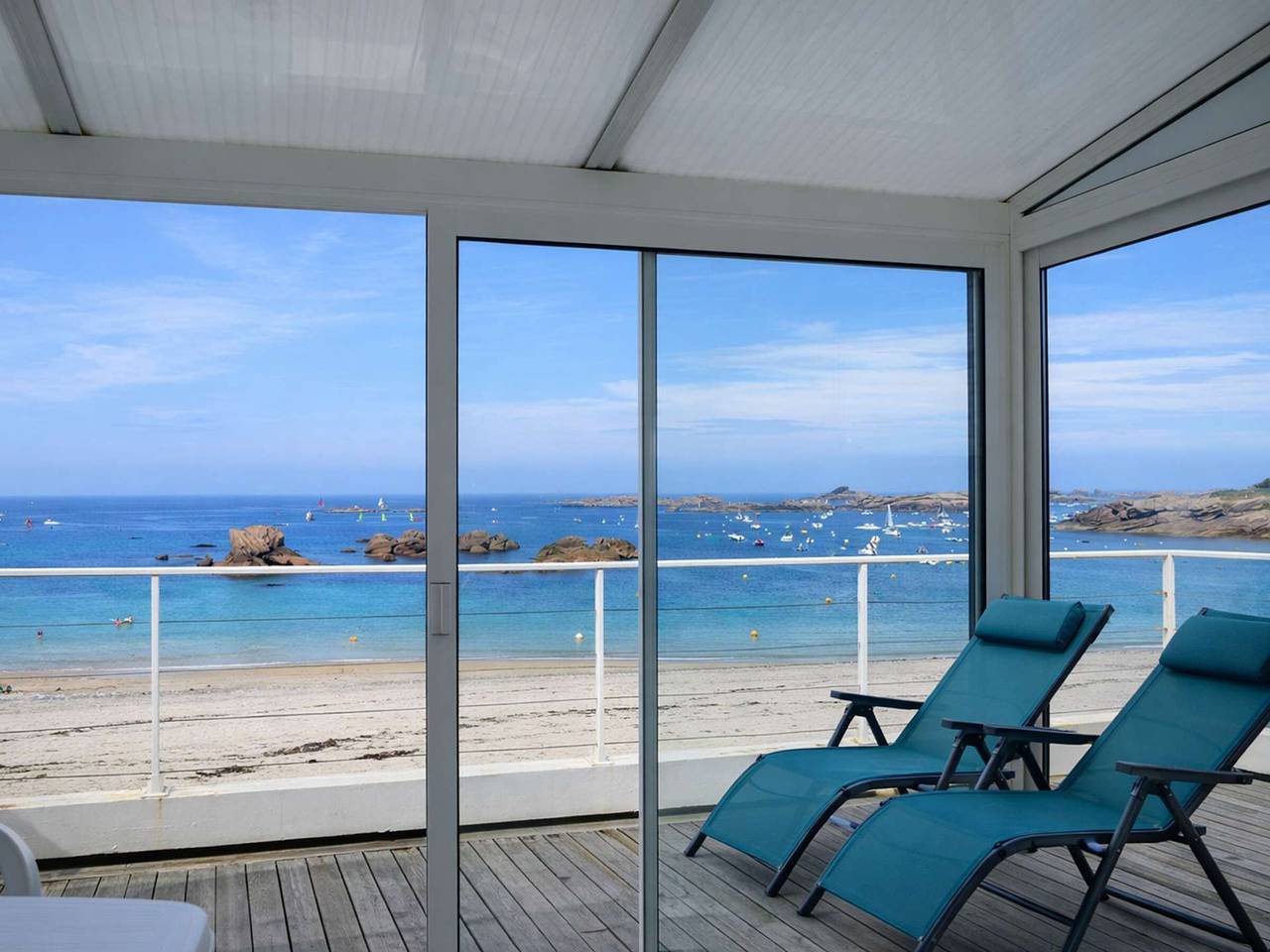 Appartement entier, Appartement Trégastel: Vue mer, Parking privé, Petit chien admis. in Trégastel, Côte de Granit Rose