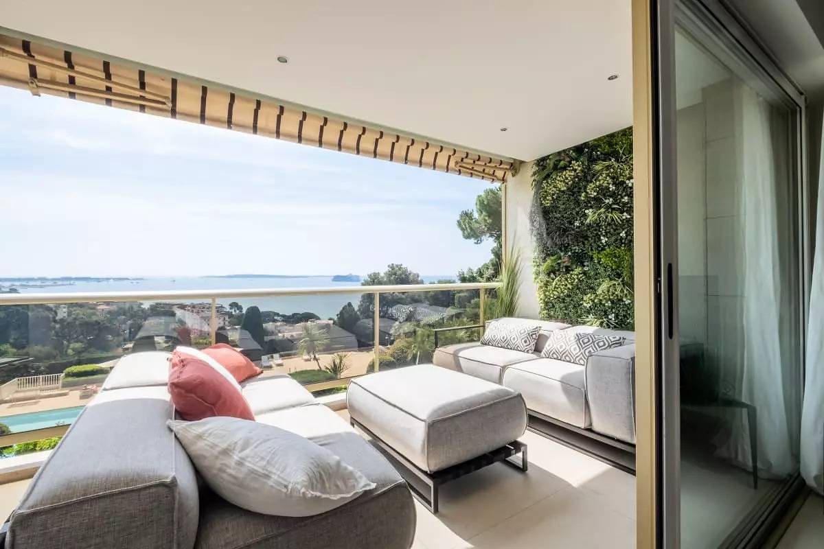 Appartement entier, 3P, terrasse aménagée, piscine, vue sur les îles in Cannes La Bocca, Cannes