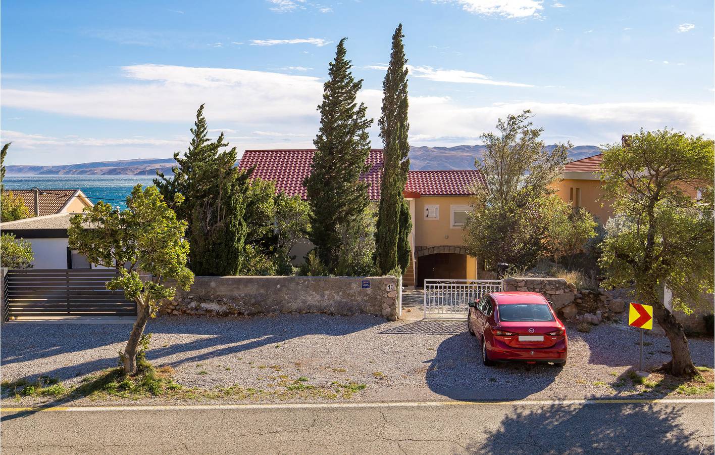 Ganze Ferienwohnung, Apartment am Meer mit Terrasse, WLAN und Parkplatz – 100 m bis zur Küste in Cesarica, Naturpark Velebit