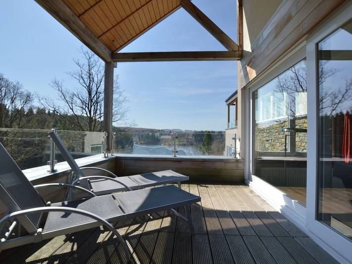 Ganze Wohnung, Luxury holiday apartment with a sauna, fireplace and views over a lake in In der Bivelt, Weismes