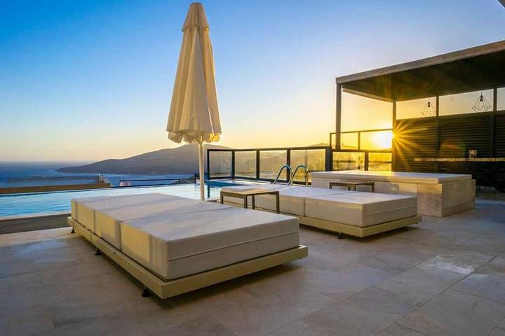 Villa pour 8 personnes, avec vue et sauna ainsi que piscine et jardin à Kalkan