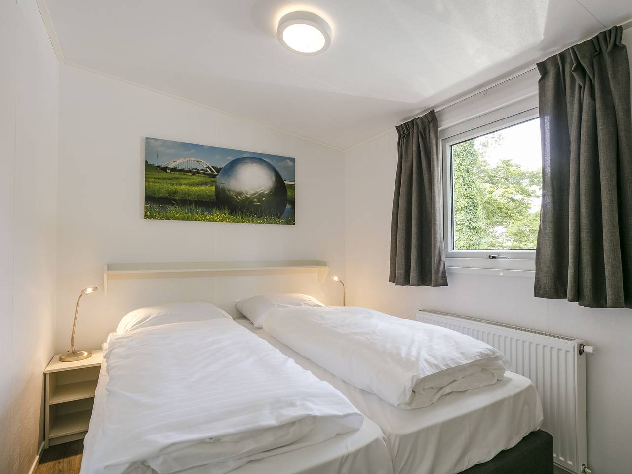Zonovergoten chalet bij de vijver in Lochem, Achterhoek