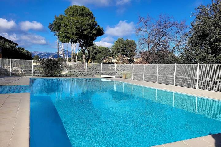 Location de vacances pour 4 personnes, avec terrasse ainsi que piscine et jardin à La Gaude