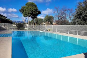 Gîte pour 4 personnes, avec terrasse ainsi que piscine et jardin à La Gaude