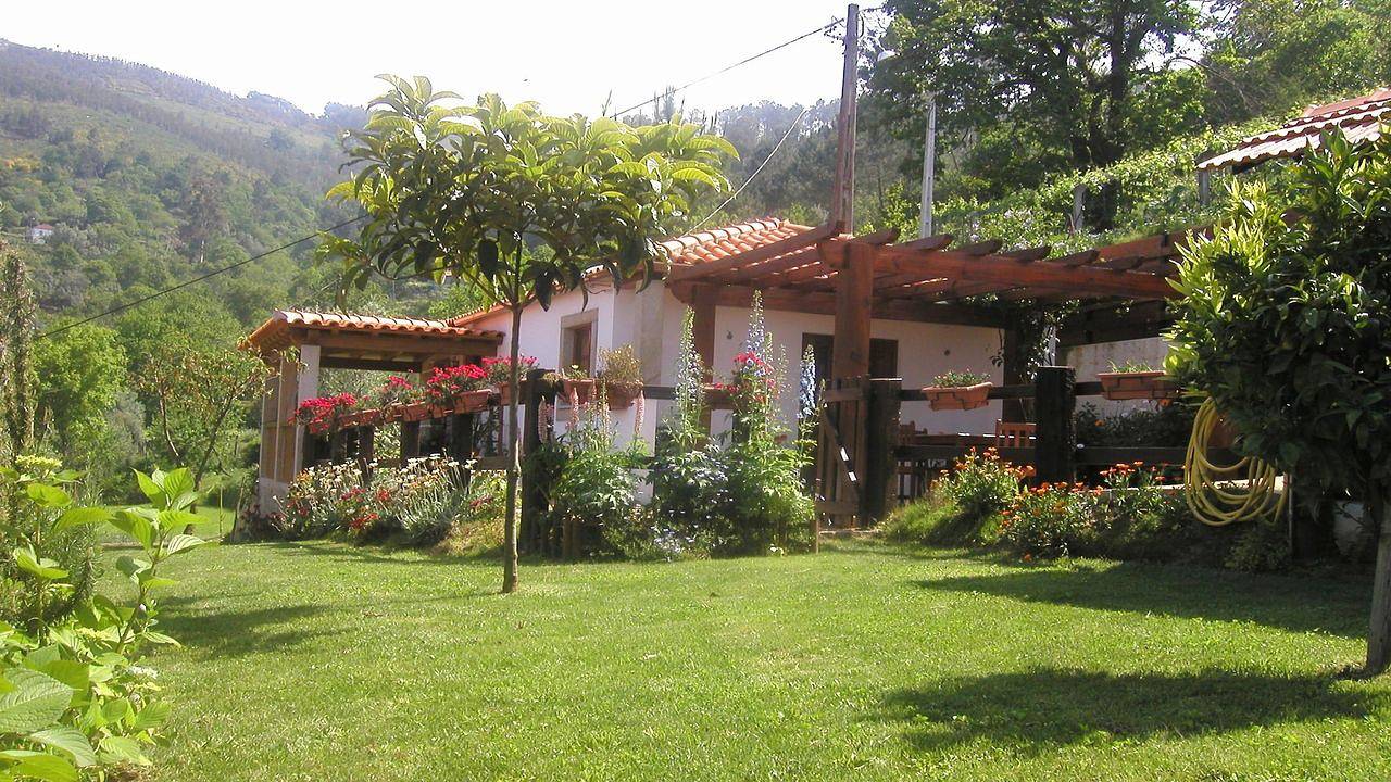 Vacation house for 2 people with terrace in Gondufe, Viana do Castelo District