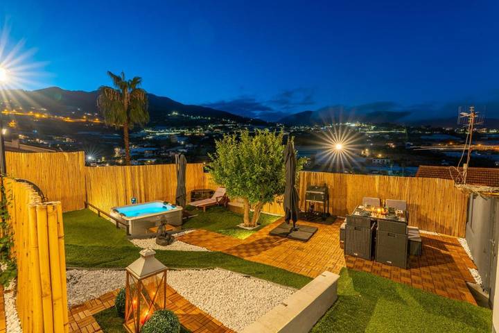 Ferienwohnung für 4 Personen, mit Balkon und Whirlpool sowie Terrasse und Garten