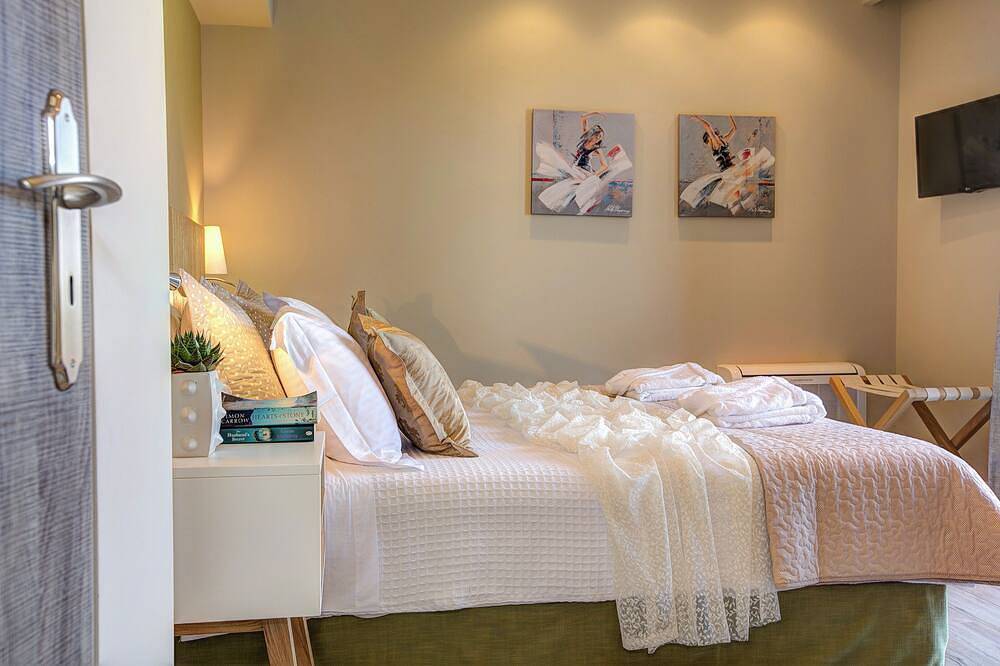Entire apartment, *New For 2016 * Superb 1 bedroom King Suite walking distance to town and beach. in Lassi, Argostoli