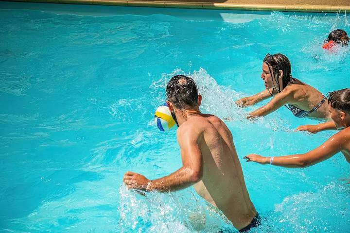 Camping pour 5 personnes, avec terrasse et piscine