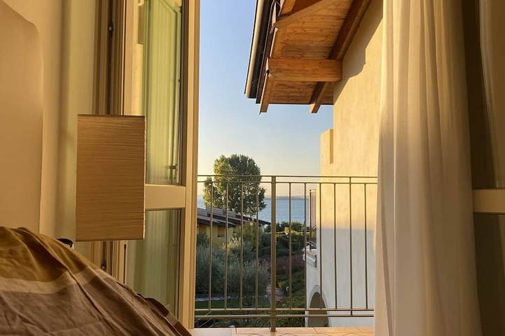 Ganze Wohnung, \"Il Sogno\" - Schöne 3-Fassadenwohnung in Manerba del Garda, Gardasee-Berge