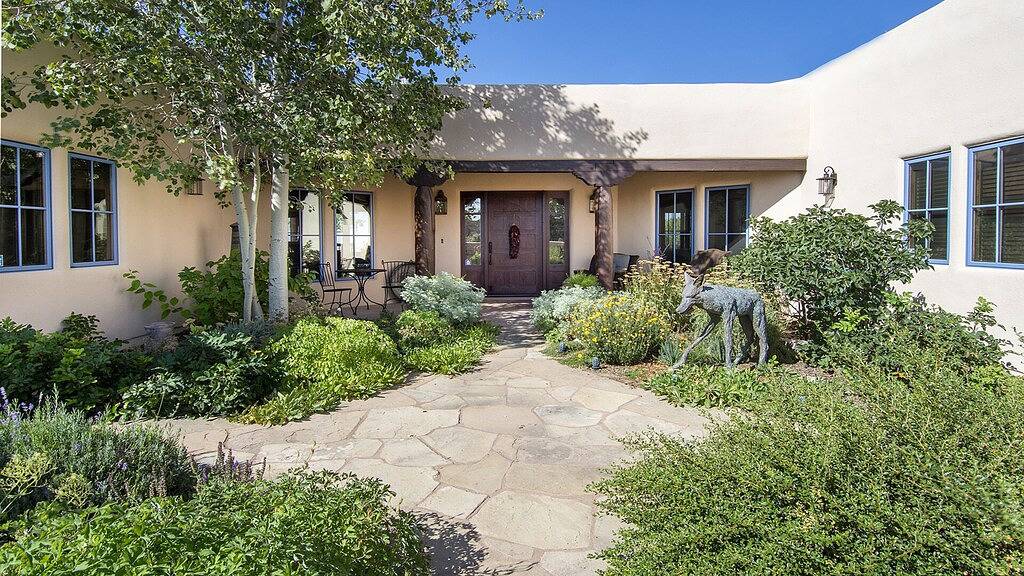 Luxurious 3 Bedroom-3 Bath~ Majestic views~ outdoor Hot tub~10 minutes to Plaza in Santa Fe, Santa Fe County