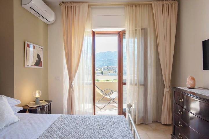 Apartamento entero, 3-Bedroom Apartment with Mountain Views in Castellammare di Stabia, Sorrento Coast