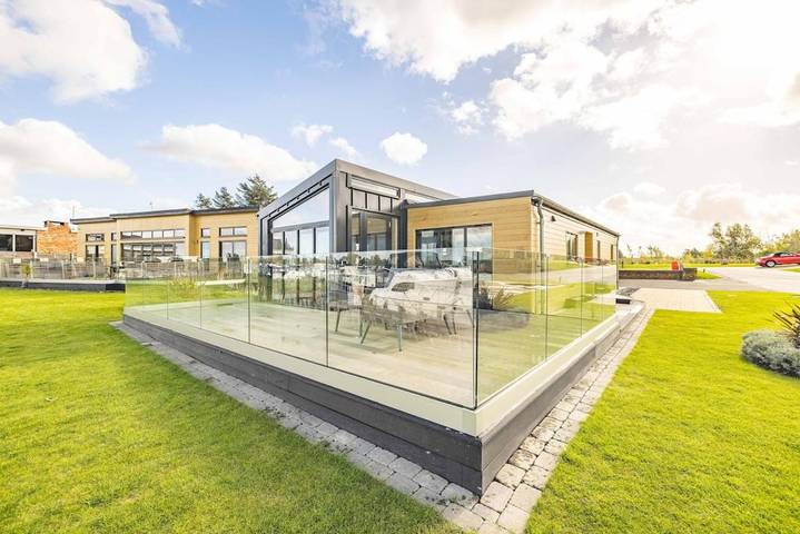 Holiday rental for 4 people, with Hot tub and Terrace as well as View in Windsor