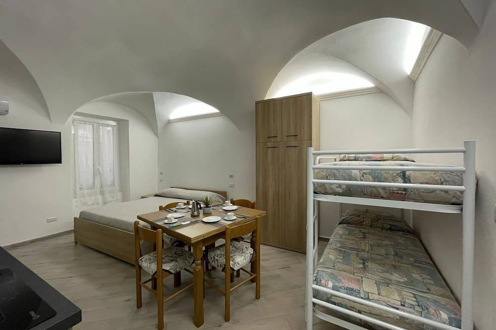 Entire apartment, Beautiful apartment for 8 people with A/C, Wifi and Tv in Spotorno, Riviera di Ponente