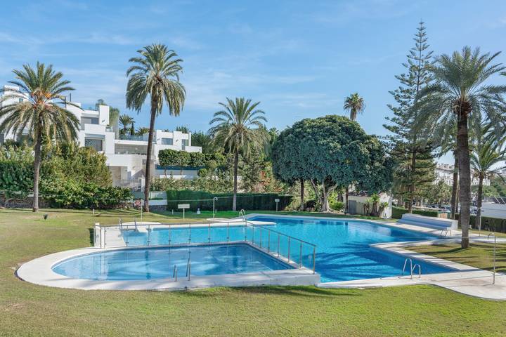 Ferienhaus 'Schönes 4-Schlafzimmer-Reihenhaus' mit Gemeinschaftspool, Wlan und Klimaanlage in Marbella West, Marbella