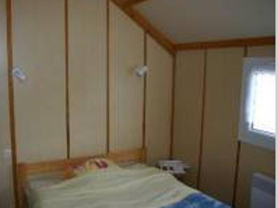 Camping Les Coteaux du Lac - Chalet 7 personnes - Chalet 35m² (2 chambres) terrasse couverte - Le Parc des Coteaux 800m du camping 5/7 pers in Chemillé-sur-Indrois, Région de Loches