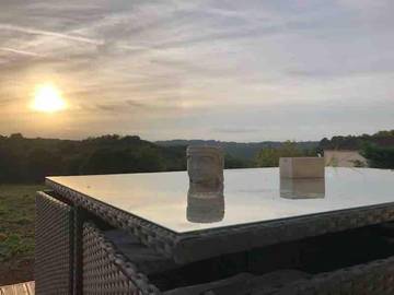 Gîte pour 6 personnes, avec terrasse et jardin ainsi que vue et piscine, animaux acceptés à Marquay