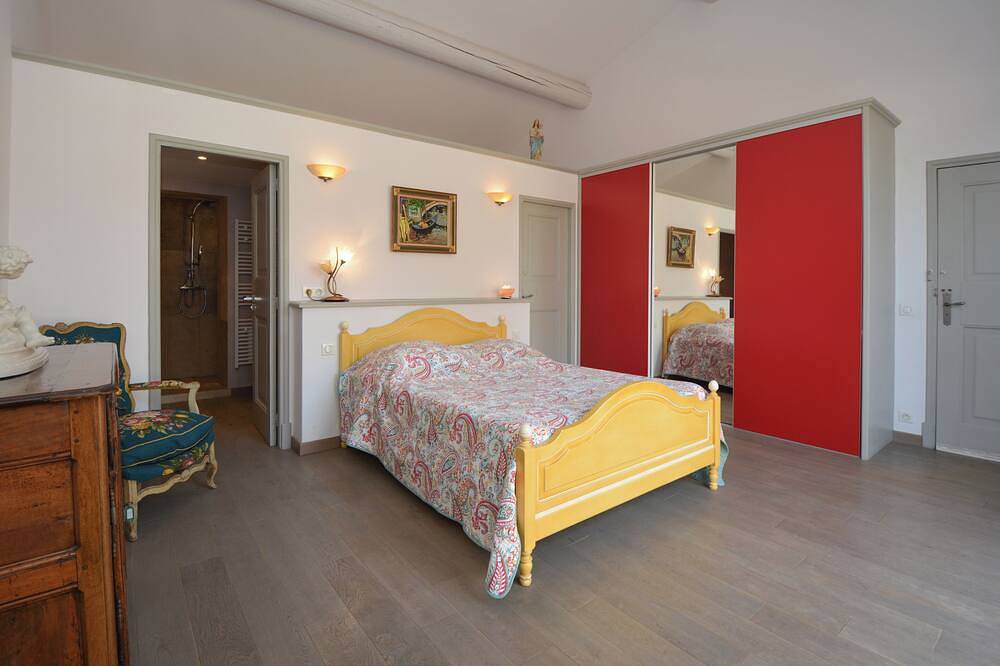 St Remy De Provence Nearby in Noves, Region de Arles