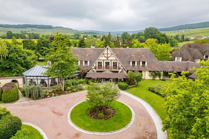 Hôtel pour 3 personnes, avec Jacuzzi et Terrasse ainsi que Jardin et Piscine à Vinay